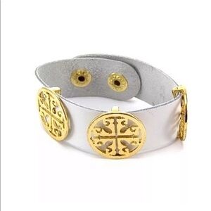Beautiful women’s fashion wrap bracelet white/gold